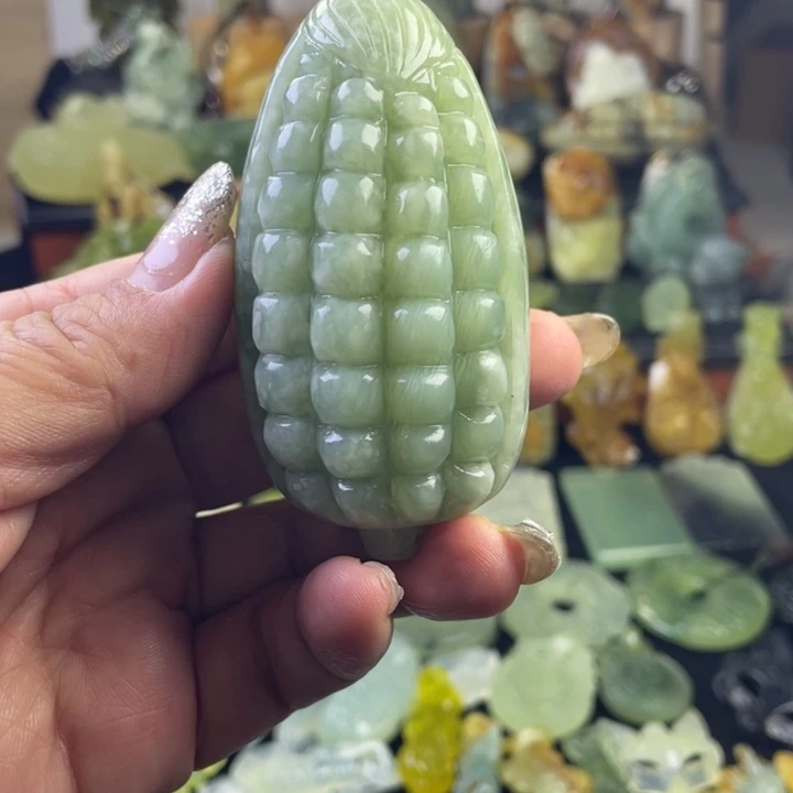 蛇纹石玉颈饰合金