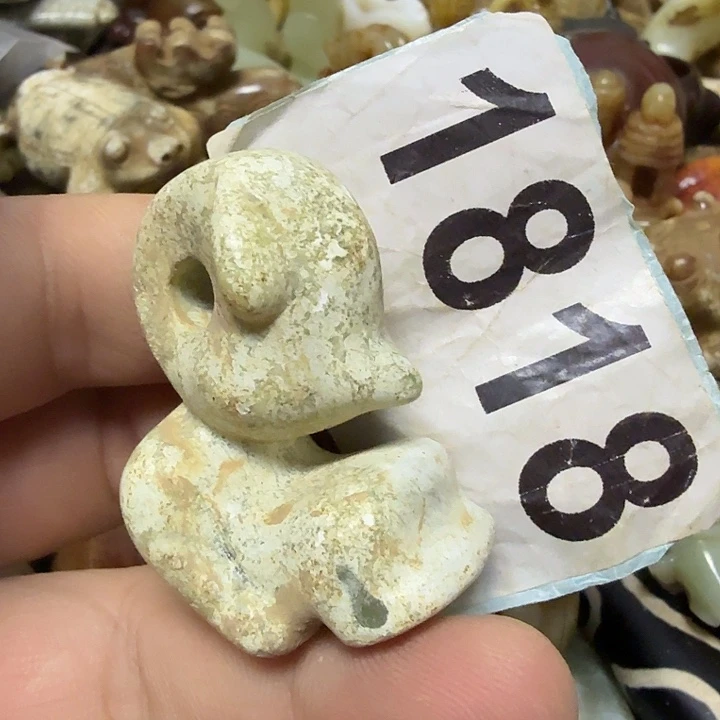 透闪石-蛇纹石玉未镶嵌颈饰