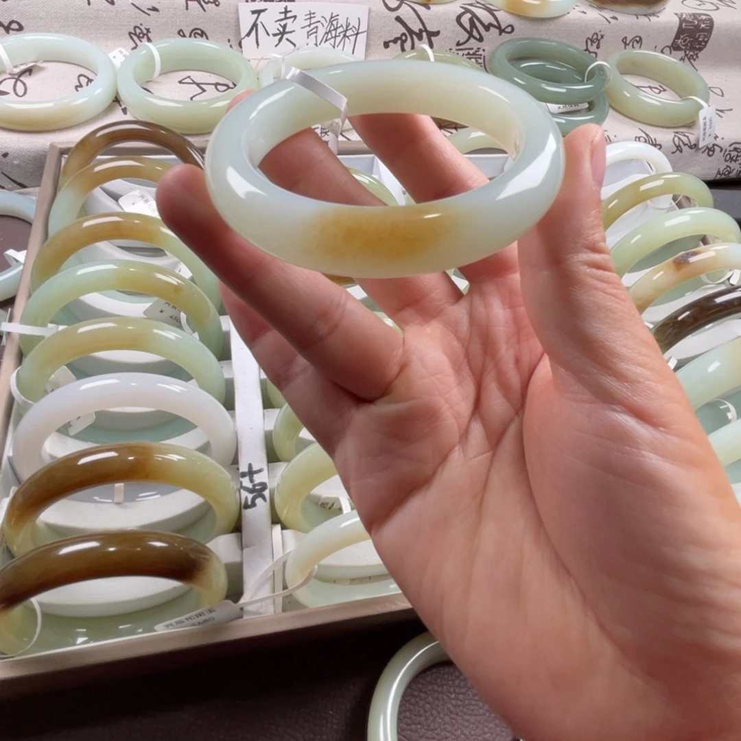 和田玉未镶嵌手镯