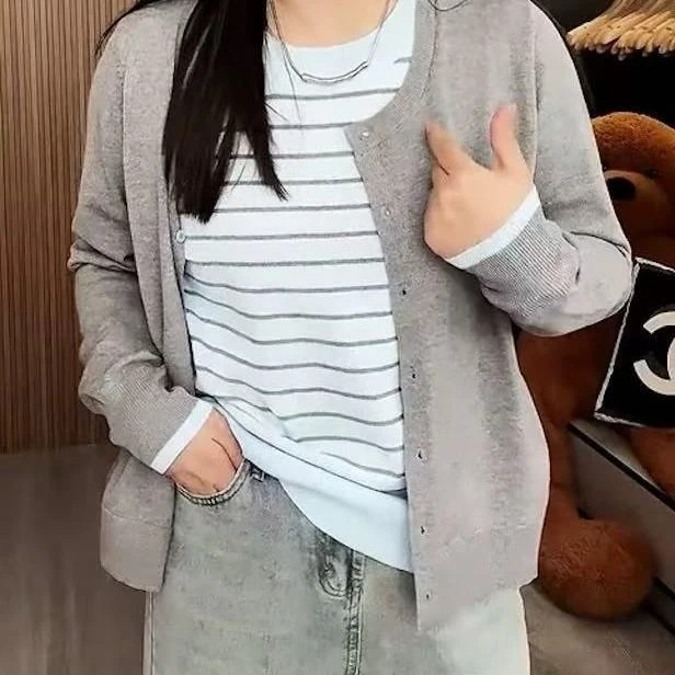 2025春季新款圆领单排扣条纹拼接假两件圆领套头针织衫上衣女