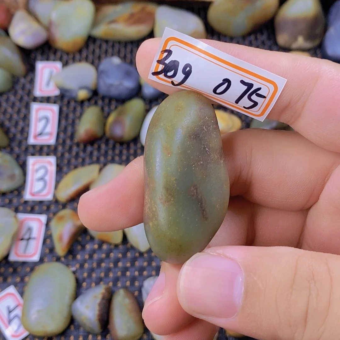 颈饰未镶嵌和田玉（糖玉）