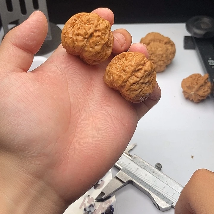 桃核吊坠估计那你看空间