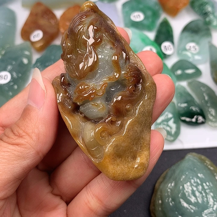 想***了翡翠未镶嵌颈饰龙