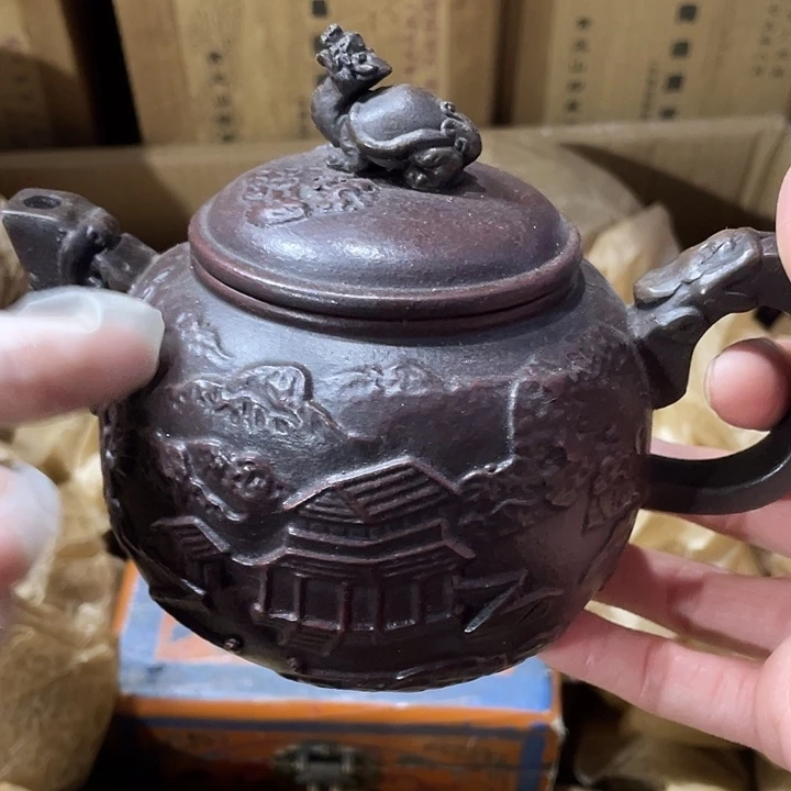 茶壶紫砂矿泥，手工制作的一把紫砂壶。