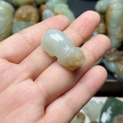 和田玉未镶嵌颈饰龍**神