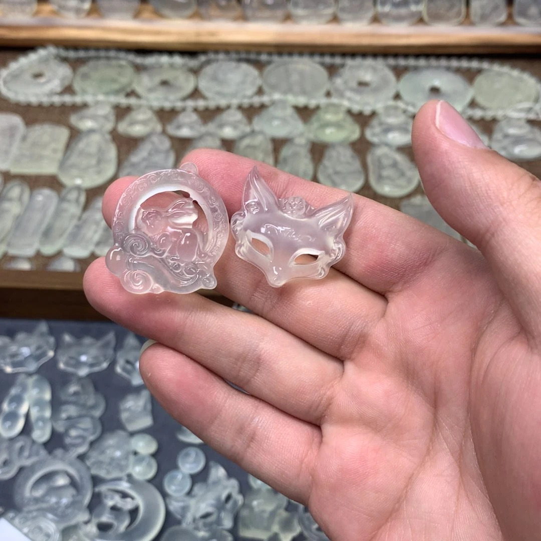 蛇纹石玉颈饰未镶嵌潘*吞