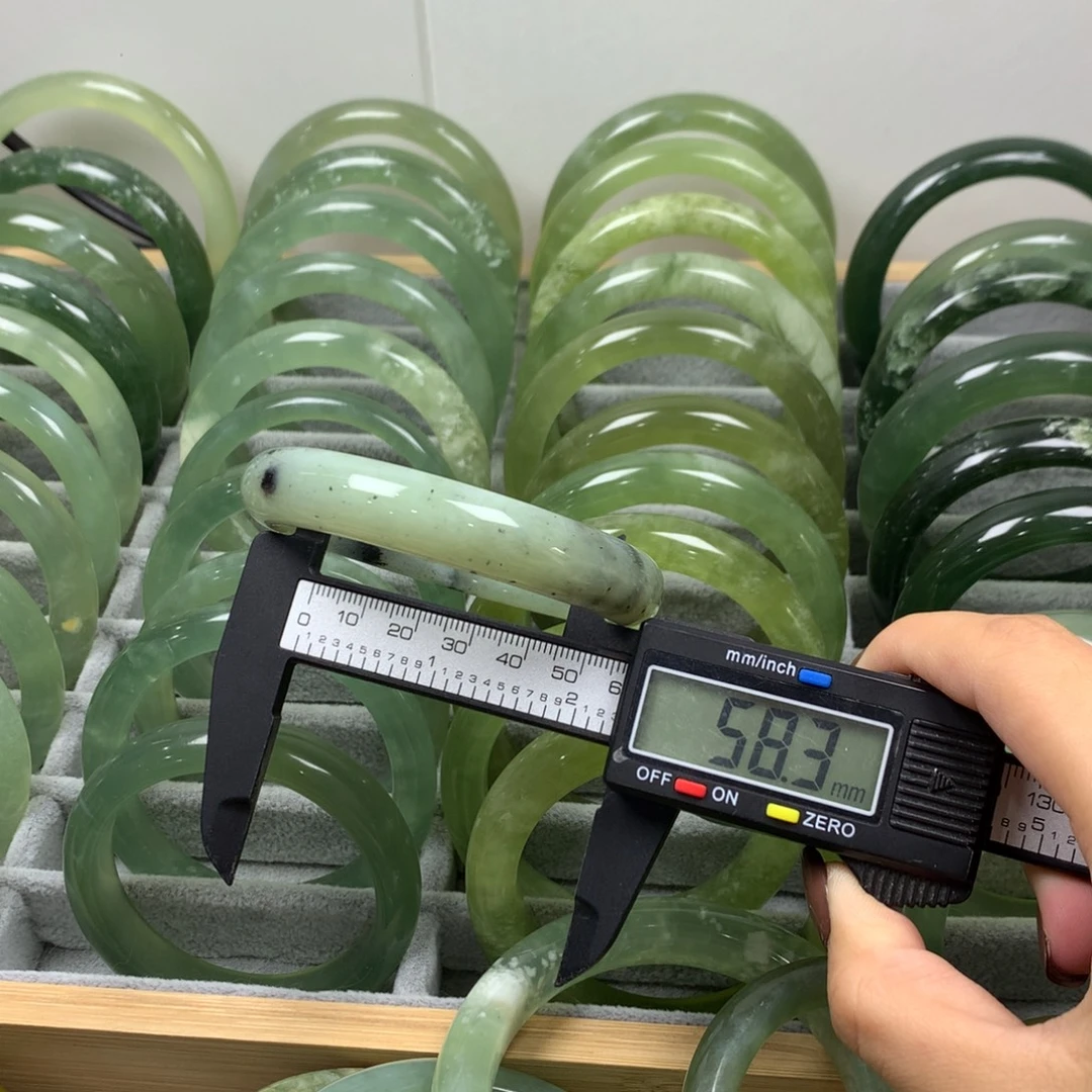 蛇纹石玉未镶嵌手镯1