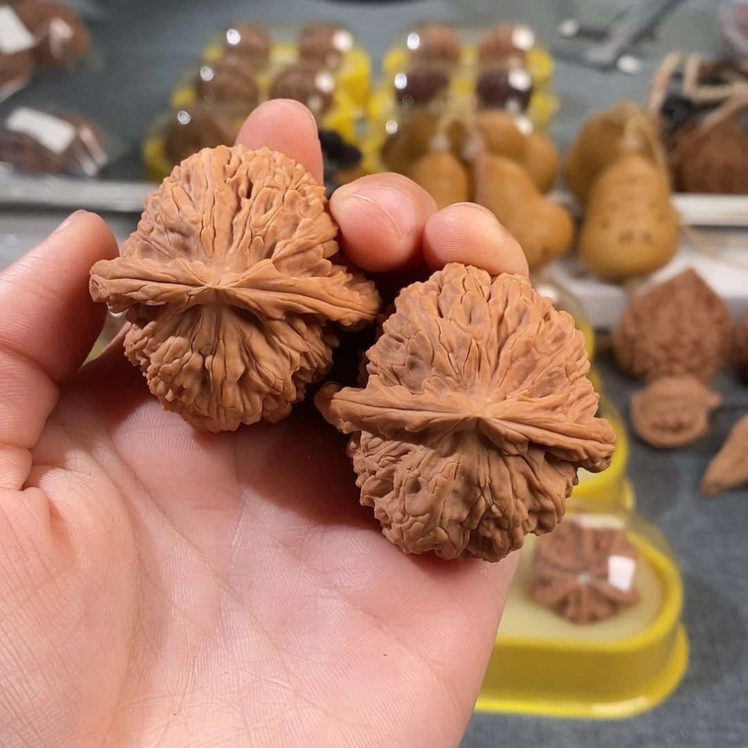 文玩核桃吊坠20号全品白狮子44尺（52.5克）