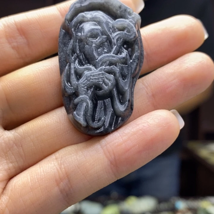 蛇纹石玉未镶嵌颈饰