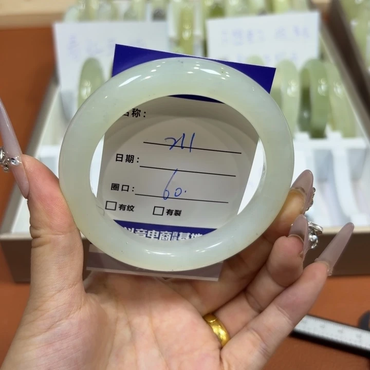 未镶嵌岫玉手镯天然