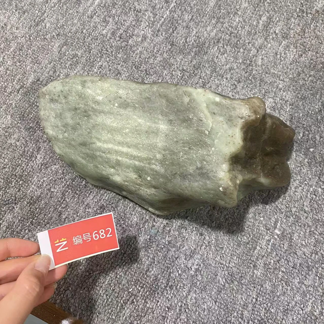 新疆玉料原石发一件编号682