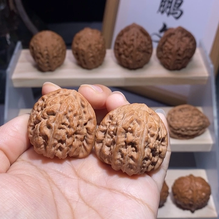 文玩核桃吊坠三角白