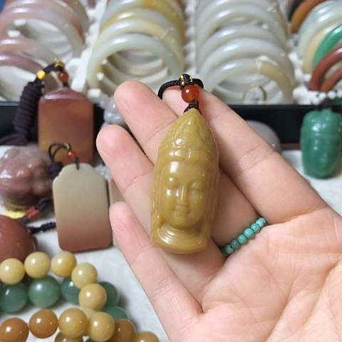 颈饰未镶嵌石英质玉