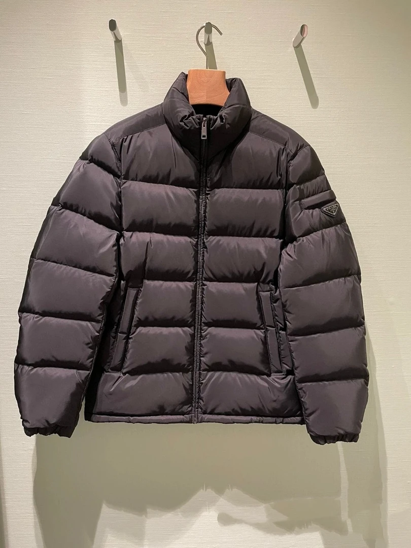 全新未使用 Prada/普拉达 男士黑色立领休闲羽绒服YU019保暖冬季
