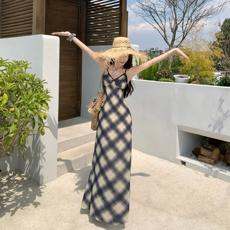 法式复古格纹吊带连衣裙夏季高级感辣妹收腰显瘦气质海边度假长裙