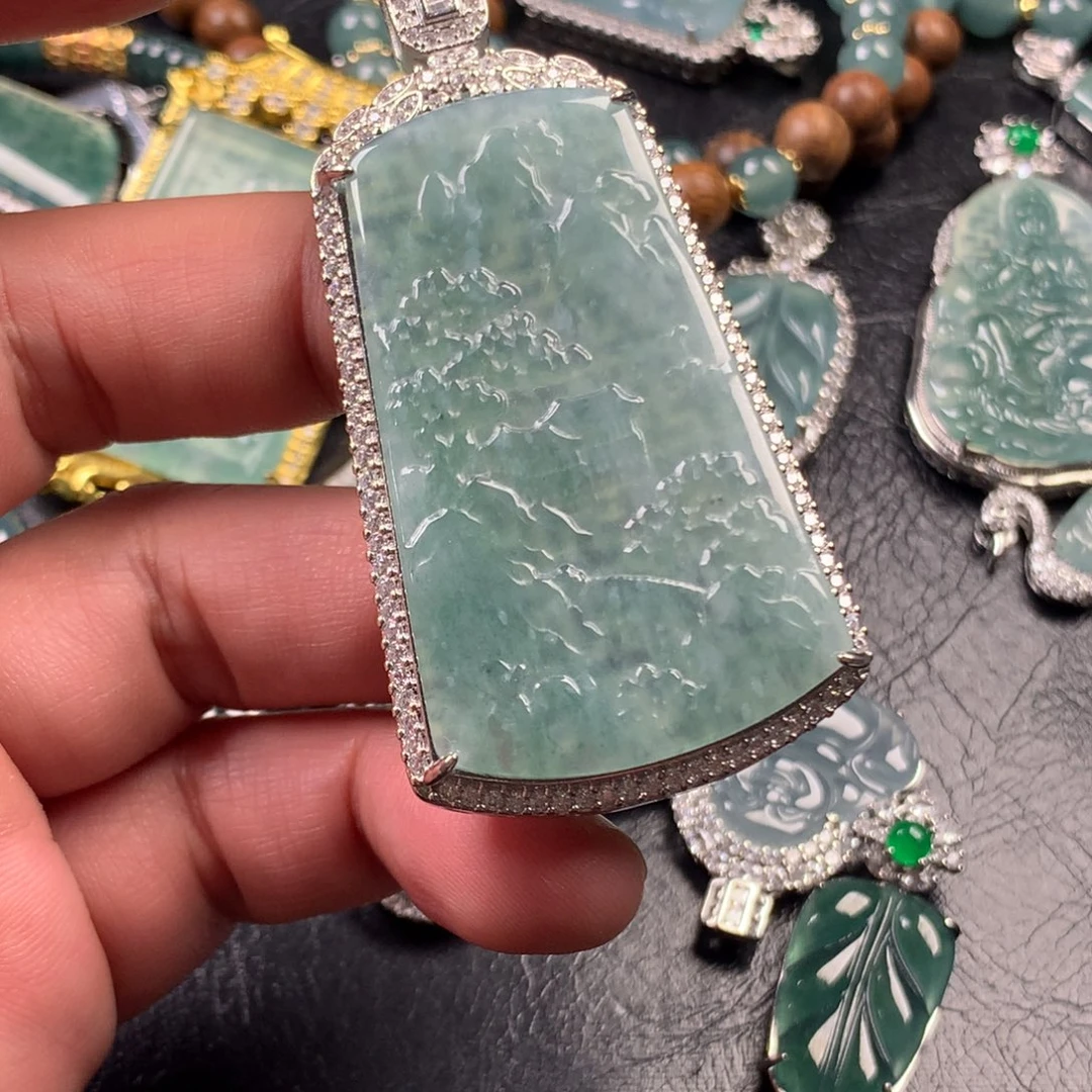 翡翠未镶嵌颈饰大山水