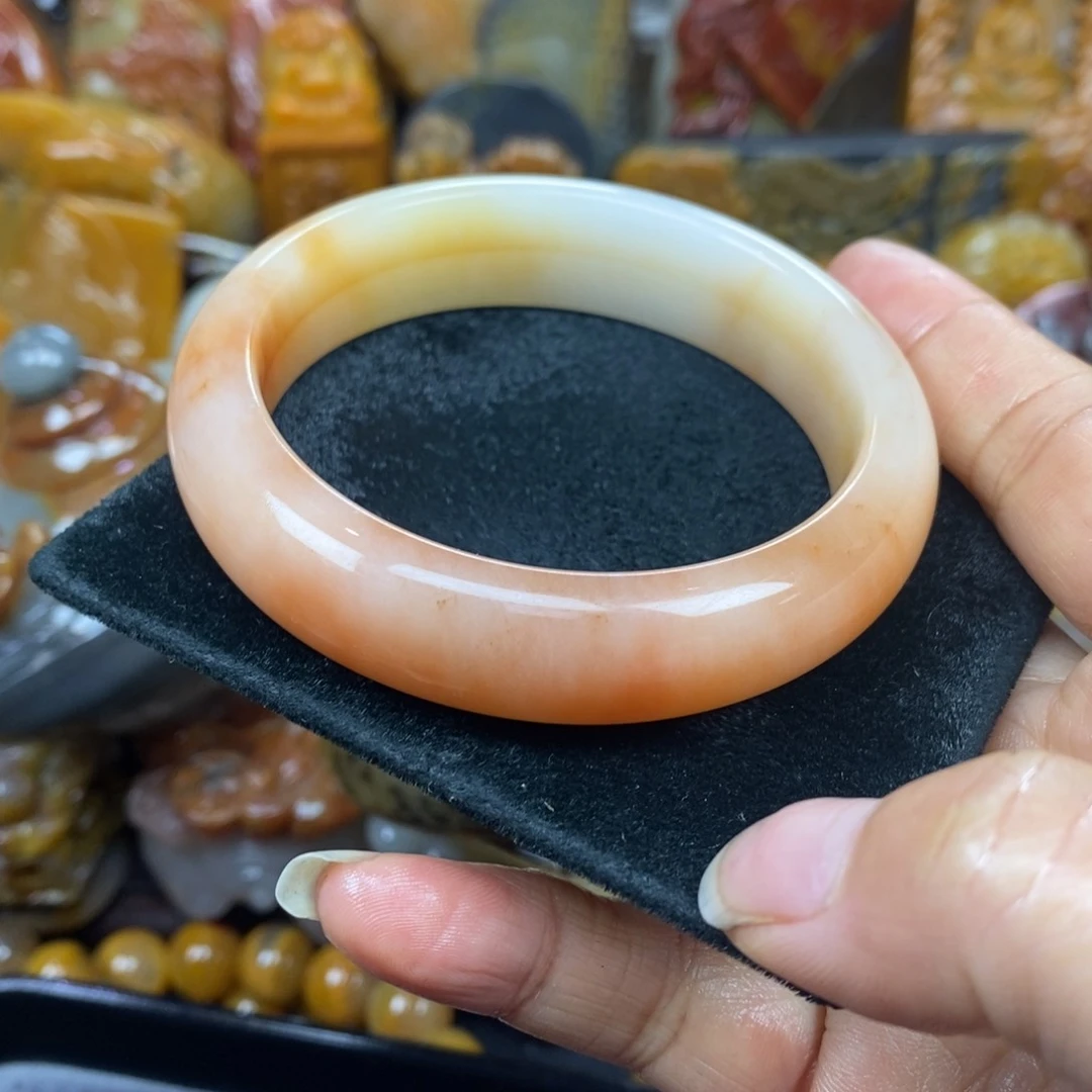 未镶嵌石英质玉（黄龙玉）颈饰