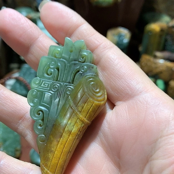 未镶嵌岫岩河磨玉（透闪石质玉）挂件