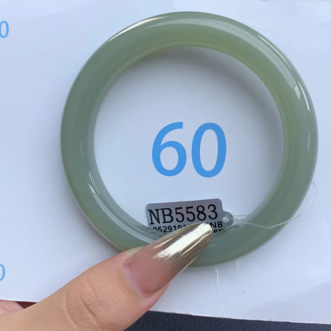 杏****未镶嵌手镯和田玉