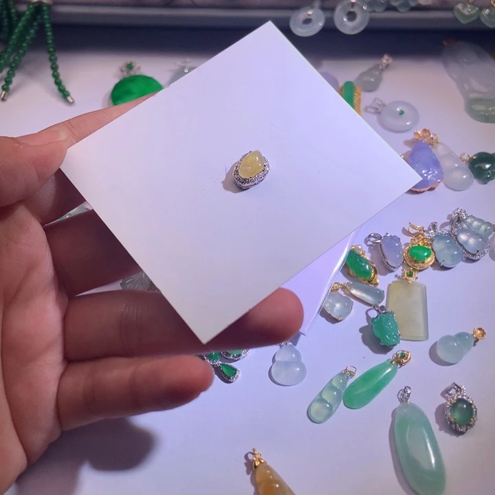 董***咚翡翠裸石111112222晚上