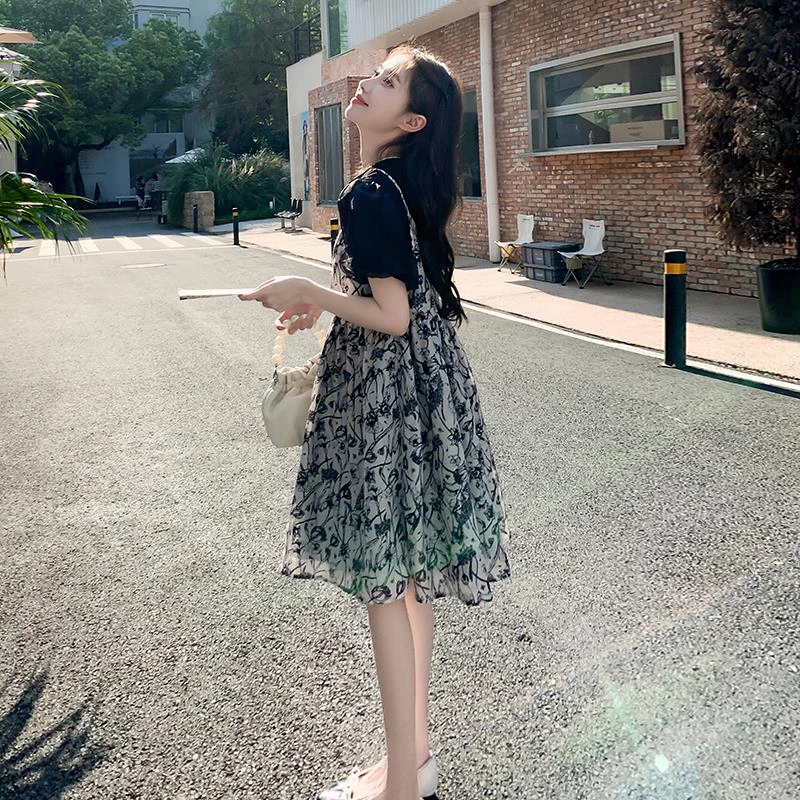 假两件拼接碎花连衣裙女2025夏新款小个子撞色别致绝美泡泡袖裙子