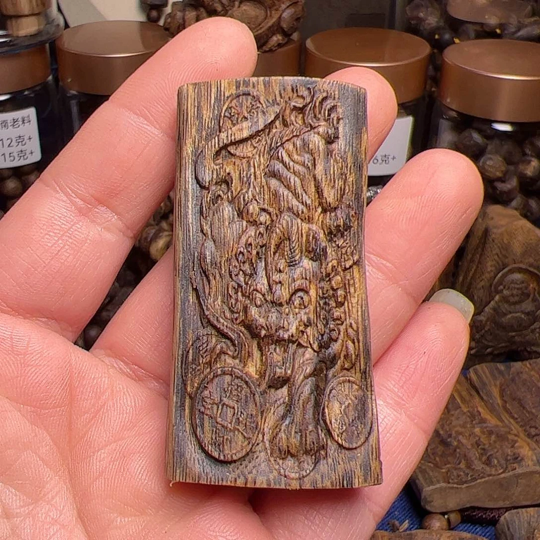 沉香吊坠海南白棋糖结貔貅雕刻牌14.8克