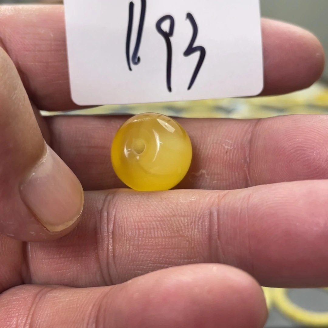 未镶嵌琥珀手链多样性发，发其中一件