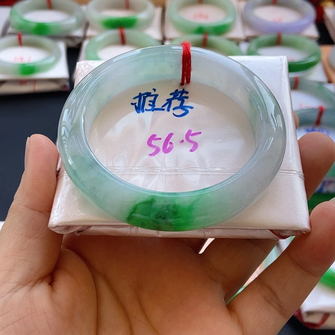 未镶嵌手镯翡翠B****?手镯分