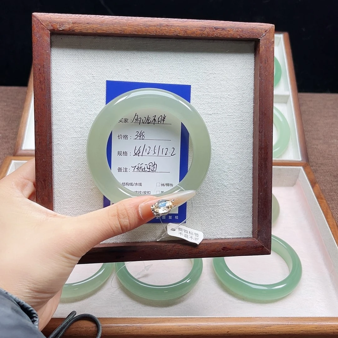 多***胖石英质玉未镶嵌手镯