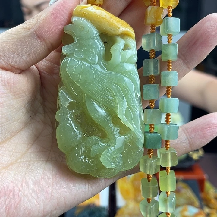 蛇纹石玉未镶嵌颈饰