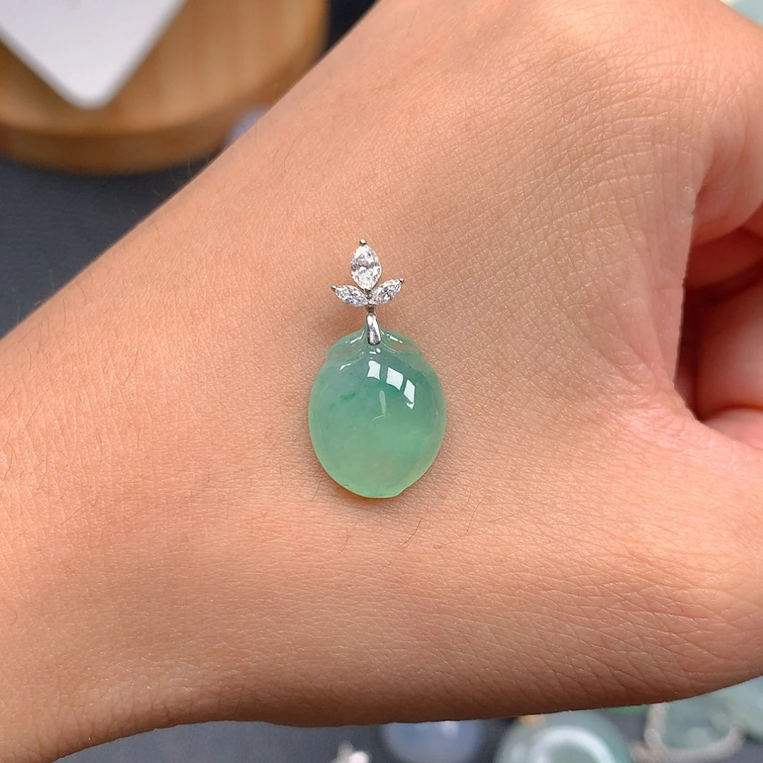 吊坠(赠链)18K金镶嵌翡翠肉**?