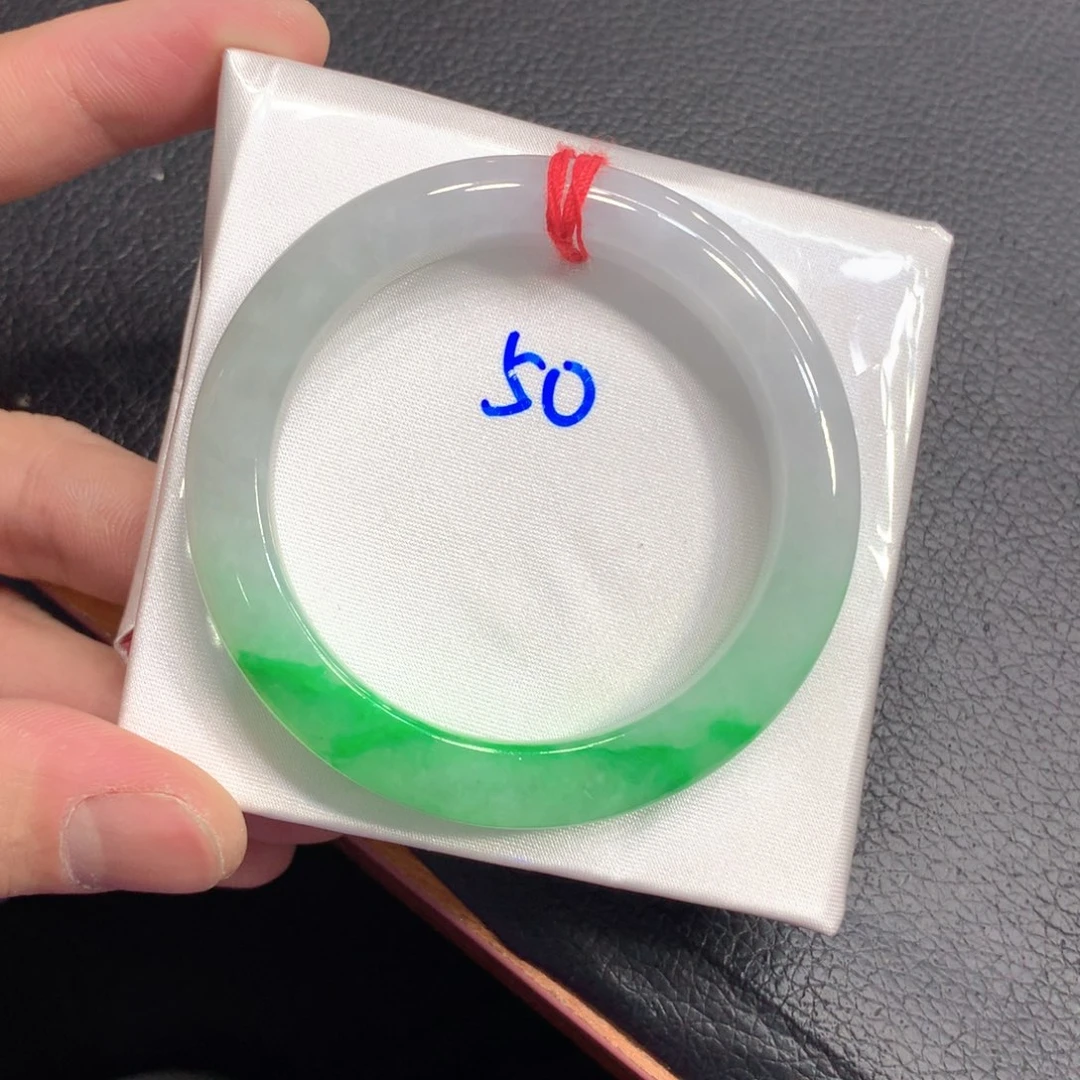 翡翠手镯未镶嵌翡翠