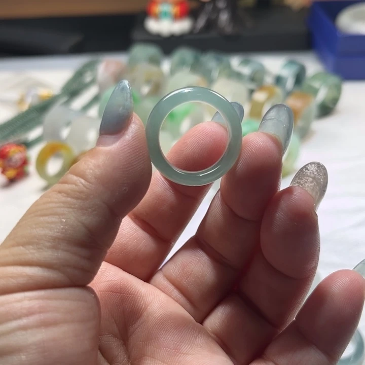 翡翠未镶嵌戒指蓝水