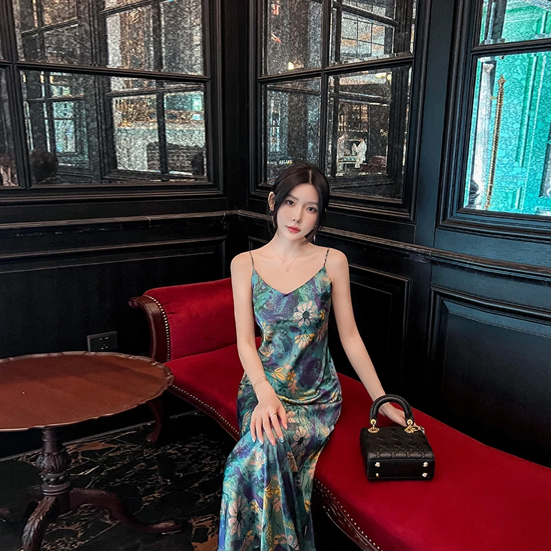 缎面吊带连衣裙女夏季2025新款高级感外穿内搭气质印花a字长裙子