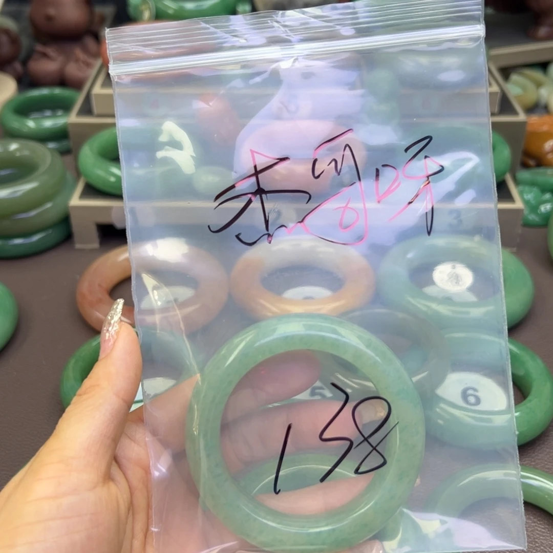 未镶嵌手镯石英岩玉杰**！