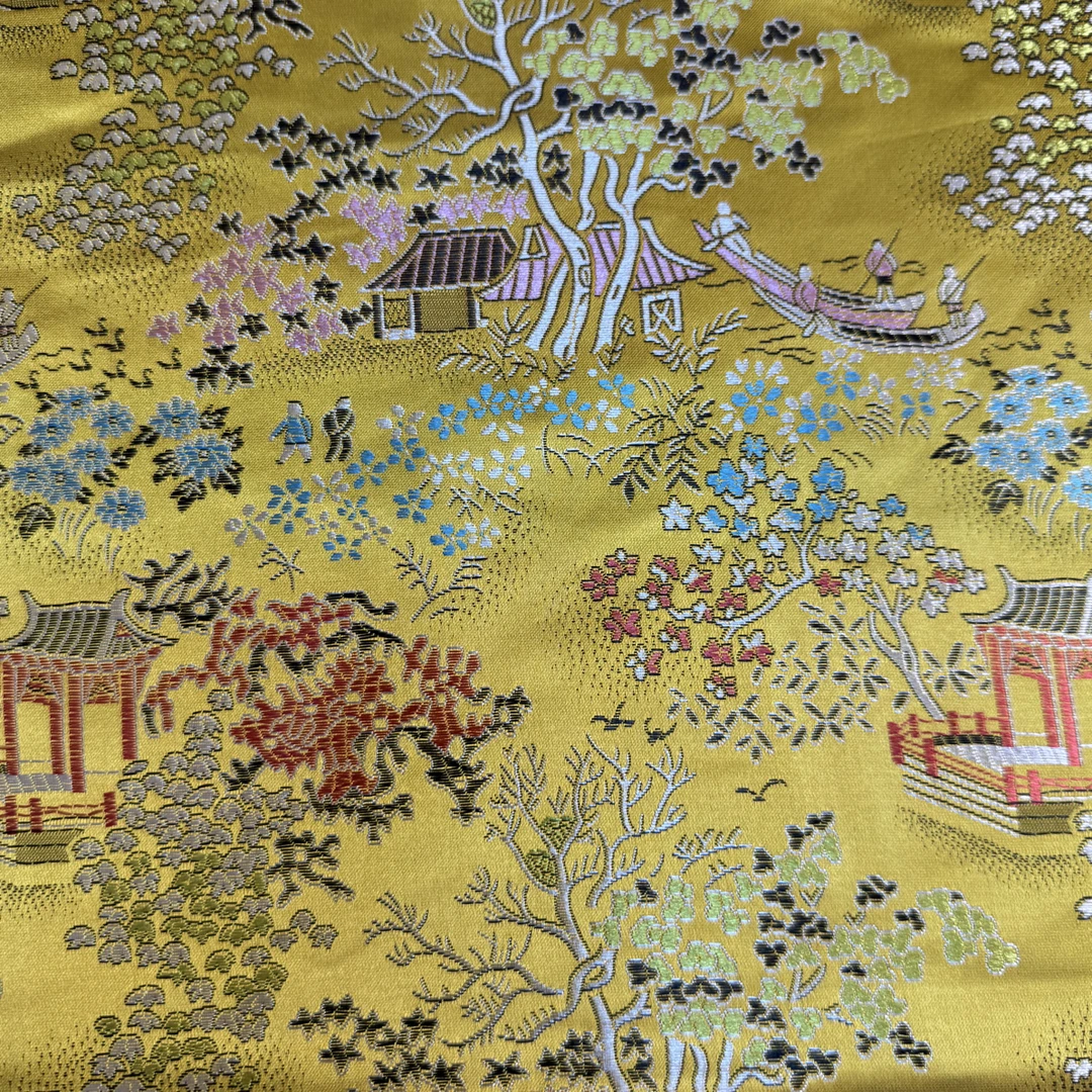 金黄色亭台楼阁 织锦缎，幅宽 110 公分
