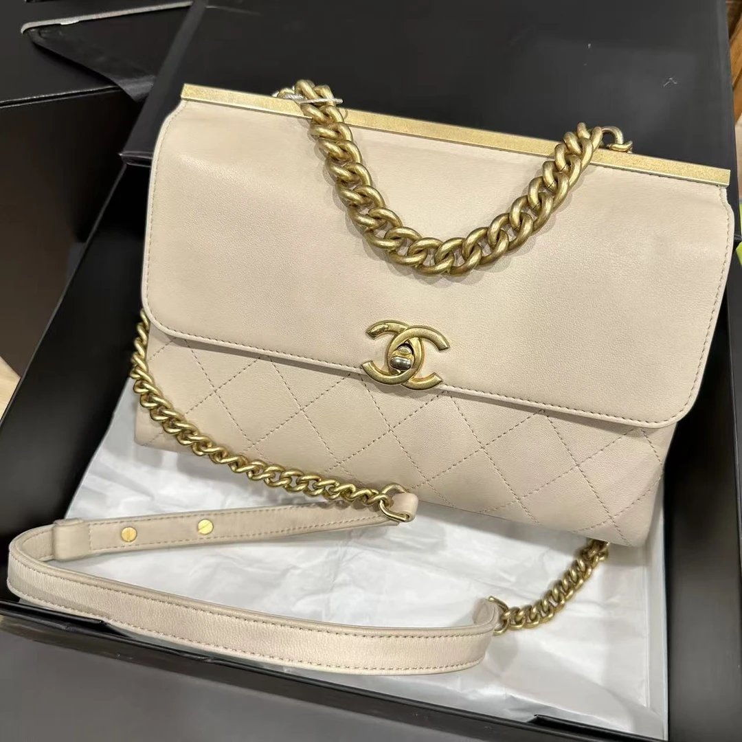 95新 Chanel/香奈儿 多多奢品/香奈儿奶茶手提衣架斜挎包/98新