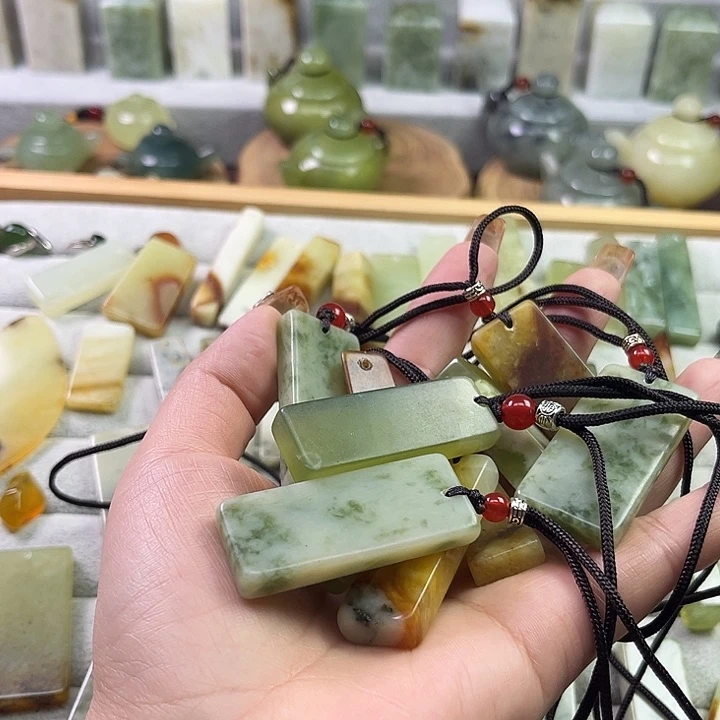 爱***新蛇纹石玉未镶嵌项圈