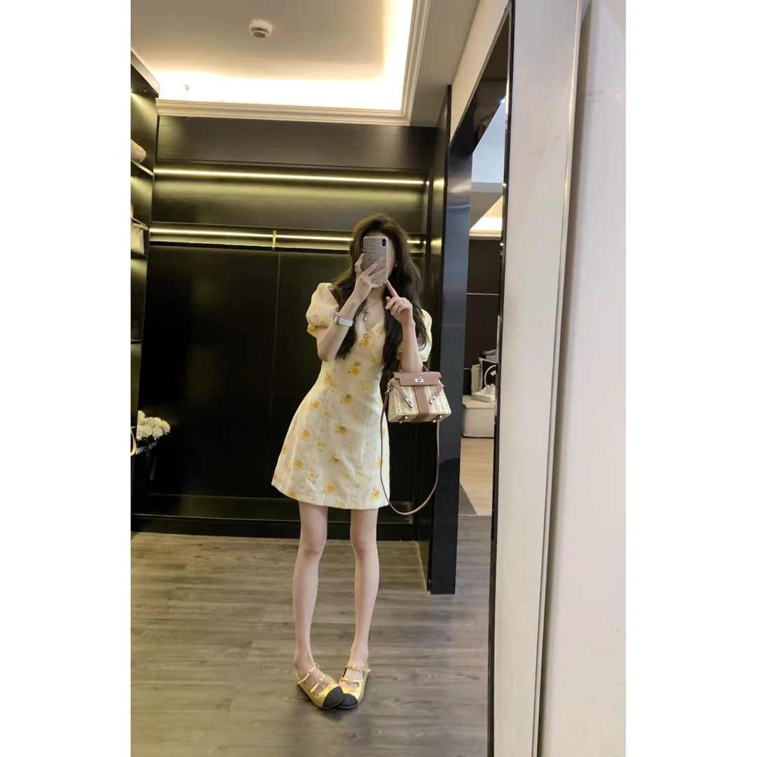 法式气质高级感v领碎花连衣裙女2025夏季新款短袖收腰裙子
