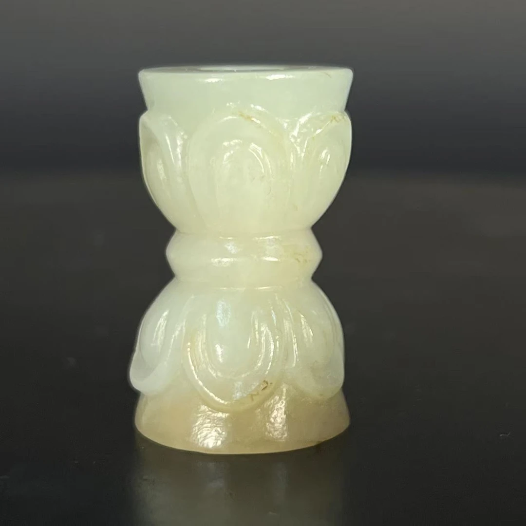 B1550 和田玉雕莲瓣纹勒子 L3.5cm