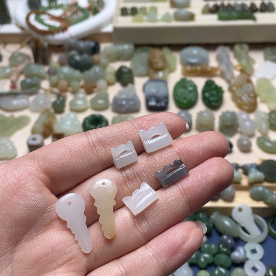 和田玉未镶嵌颈饰一个