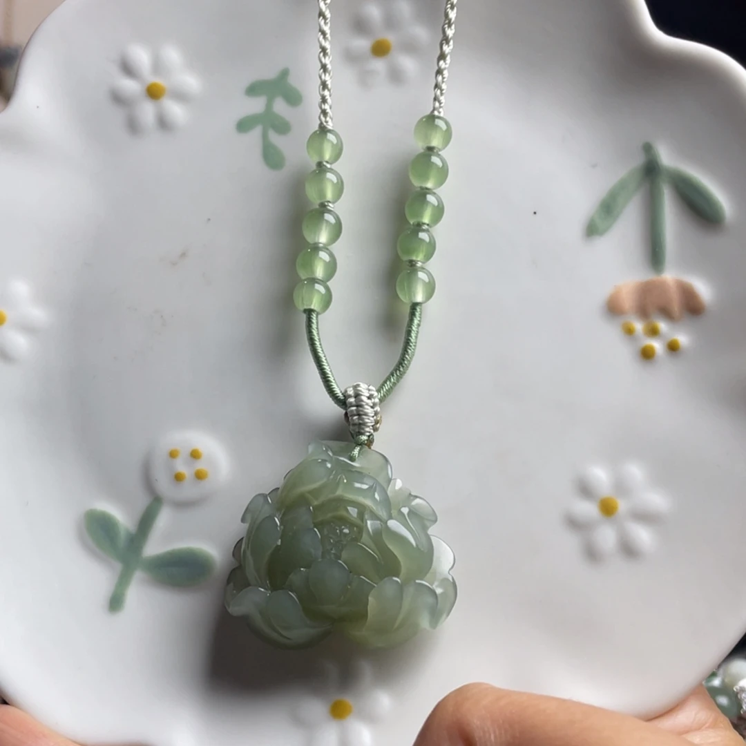 和田玉未镶嵌颈饰湖水绿花花