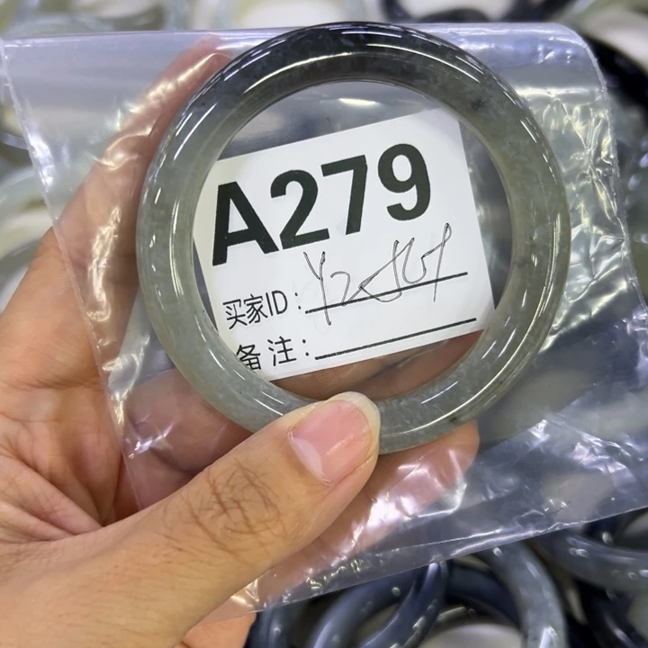 Y***z蛇纹石玉未镶嵌手镯