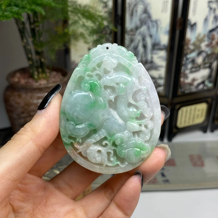 老种飘绿草龙挂件 天然翡翠A货