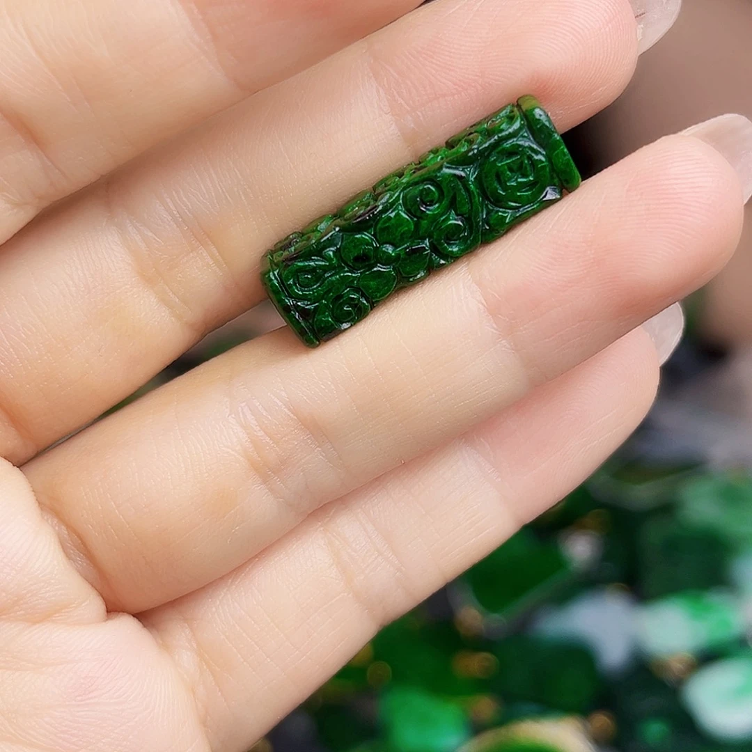 翡翠未镶嵌颈饰多样性