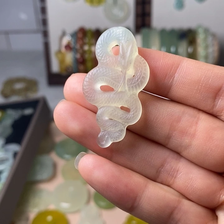 蛇纹石玉颈饰未镶嵌