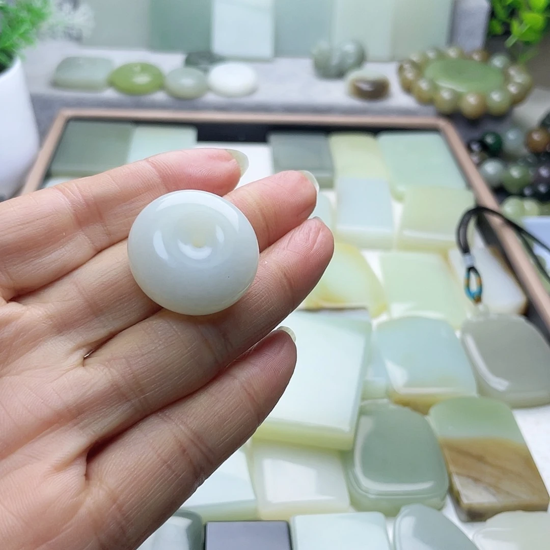 颈饰未镶嵌和田玉（糖玉）小*子