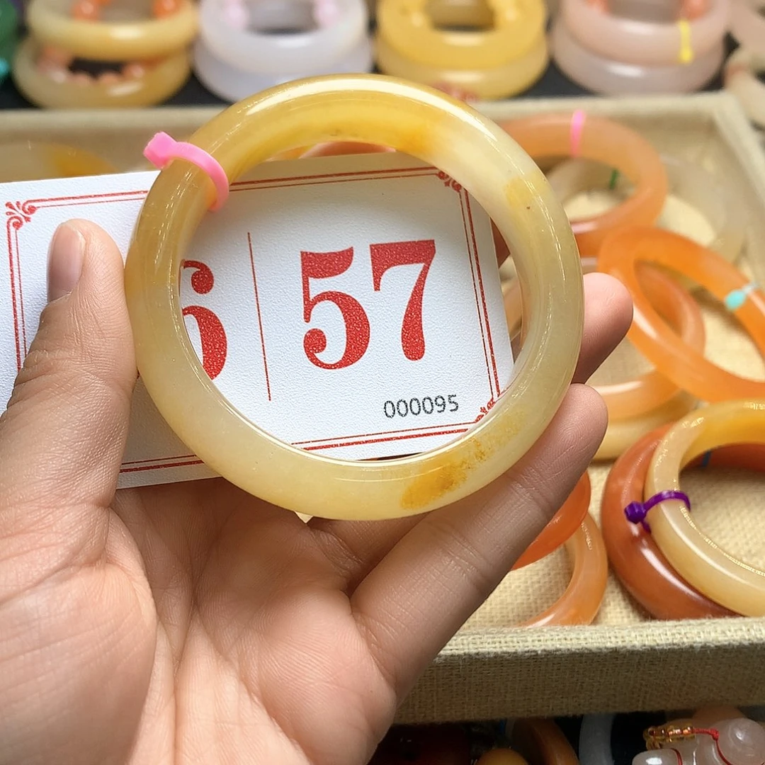 未镶嵌石英质玉（黄龙玉）手镯