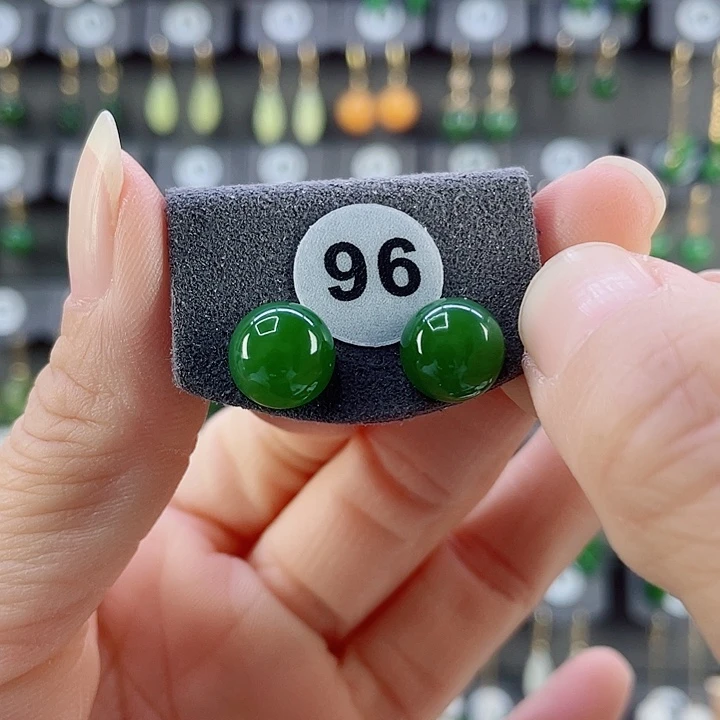 18K金镶嵌和田玉耳饰