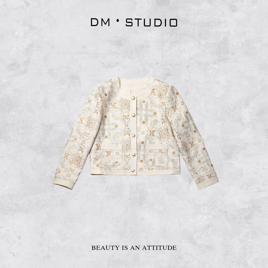 DEDM•STUDIO/亚麻金丝细闪静奢高级复古刺绣排扣外套（wqx2572）